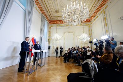 Am 20. Oktober 2023 empfing Bundeskanzler Karl Nehammer (2.v.l.) den Premierminister der Republik Kroatien Andrej Plenković (l.) zu einem Gespräch im Bundeskanzleramt. Im Bild bei einer gemeinsamen Pressekonferenz.