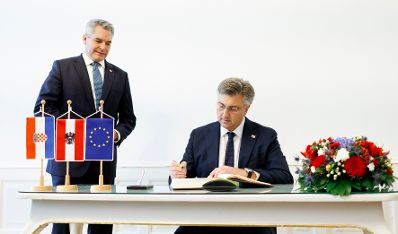 Am 20. Oktober 2023 empfing Bundeskanzler Karl Nehammer (l.) den Premierminister der Republik Kroatien Andrej Plenković (r.) zu einem Gespräch im Bundeskanzleramt.