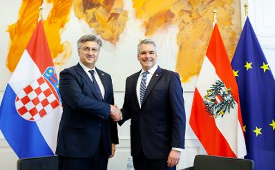 Am 20. Oktober 2023 empfing Bundeskanzler Karl Nehammer (r.) den Premierminister der Republik Kroatien Andrej Plenković (l.) zu einem Gespräch im Bundeskanzleramt.
