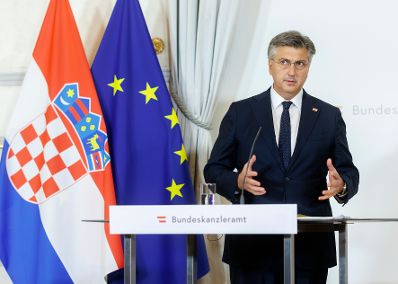 Am 20. Oktober 2023 empfing Bundeskanzler Karl Nehammer den Premierminister der Republik Kroatien Andrej Plenković (im Bild) zu einem Gespräch im Bundeskanzleramt. Im Bild bei einer gemeinsamen Pressekonferenz.