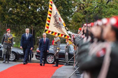 Am 24. Oktober 2023 empfing Bundeskanzler Karl Nehammer (l.) den Ministerpräsident Bulgariens, Nikolaj Denkow (r.), zu einem Gespräch im Bundeskanzleramt.