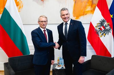 Am 24. Oktober 2023 empfing Bundeskanzler Karl Nehammer (r.) den Ministerpräsident Bulgariens, Nikolaj Denkow (l.), zu einem Gespräch im Bundeskanzleramt.