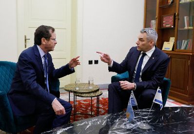 Am 25. Oktober 2023 reiste Bundeskanzler Karl Nehammer (r.) zu einem Arbeitsbesuch nach Israel. Im Bild mit dem israelischen Präsidenten Isaac Herzog (l.).