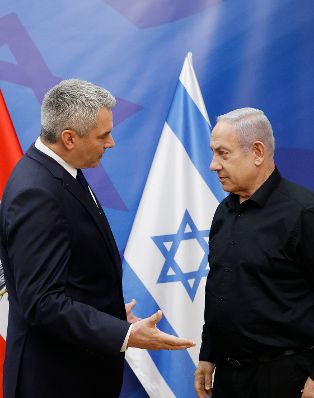 Am 25. Oktober 2023 reiste Bundeskanzler Karl Nehammer (l.) zu einem Arbeitsbesuch nach Israel. Im Bild mit dem israelischen Premier Benjamin Netanyahu (r.).