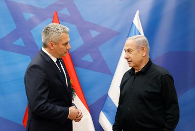 Am 25. Oktober 2023 reiste Bundeskanzler Karl Nehammer (l.) zu einem Arbeitsbesuch nach Israel. Im Bild mit dem israelischen Premier Benjamin Netanyahu (r.).