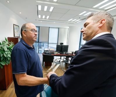 Am 25. Oktober 2023 reiste Bundeskanzler Karl Nehammer (r.) zu einem Arbeitsbesuch nach Israel. Im Bild mit Gilad Korngold, Vater eines vermissten österreichischen Staatsbürgers.