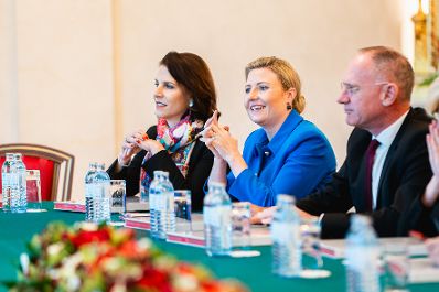 Am 26. Oktober 2023 nahm Bundeskanzler Karl Nehammer am Ministerrat teil. Im Bild mit Bundesministerin Karoline Edtstadler (l.), Susanne Raab (m.) und Bundesminister Gerhard Karner (r.).