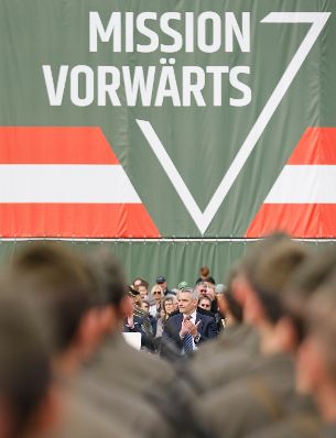 Am 26. Oktober 2023 hielt Bundeskanzler Karl Nehammer (im Bild) im Rahmen der Angelobung der Rekrutinnen und Rekruten des österreichischen Bundesheeres auf dem Wiener Heldenplatz eine Rede zum Österreichischen Nationalfeiertag.