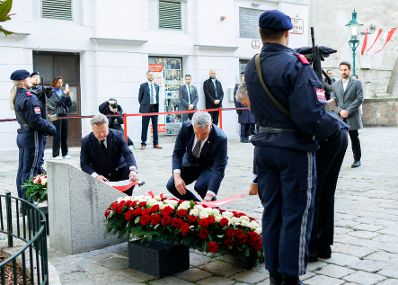 Am 2. November 2023 nahm Bundeskanzler Karl Nehammer (r.) an der Kranzniederlegung am Jahrestag des Terrorakts in Wien teil. Im Bild mit Landeshauptmann Michael Ludwig (l.).