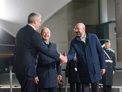 Am 13. November 2023 reiste Bundeskanzler Karl Nehammer (l.) zu einem Gipfel mit EU-Regierungschefs nach Berlin. Im Bild mit Bundeskanzler Olaf Scholz (m.) und dem Präsident des Europäischen Rates, Charles Michel (r.).