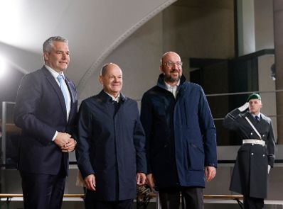 Am 13. November 2023 reiste Bundeskanzler Karl Nehammer (l.) zu einem Gipfel mit EU-Regierungschefs nach Berlin. Im Bild mit Bundeskanzler Olaf Scholz (m.) und dem Präsident des Europäischen Rates, Charles Michel (r.).