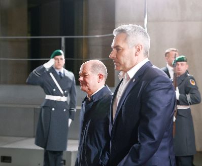Am 13. November 2023 reiste Bundeskanzler Karl Nehammer (r.) zu einem Gipfel mit EU-Regierungschefs nach Berlin. Im Bild mit Bundeskanzler Olaf Scholz (l.).