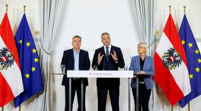 Am 15. November 2023 nahmen Bundeskanzler Karl Nehammer (m.), Vizekanzler Werner Kogler (l.) und Bundesministerin Klaudia Tanner (r.) am Pressefoyer nach dem Ministerrat teil.