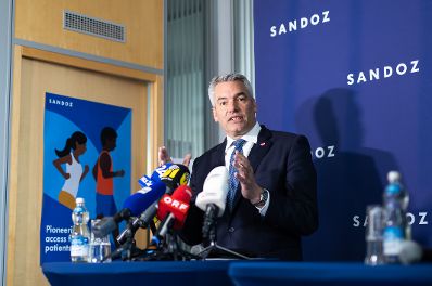 Am 16. November 2023 besuchte Bundeskanzler Karl Nehammer (im Bild) die Sandoz GmbH Austria.