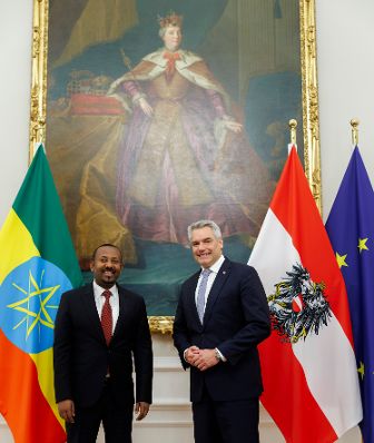 Am 27. November 2023 empfing Bundeskanzler Karl Nehammer (r.) den Premierminister der Demokratischen Bundesrepublik Äthiopien, Abiy Ahmed Ali (l.) zu einem Arbeitsgespräch im Bundeskanzleramt.