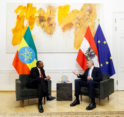 Am 27. November 2023 empfing Bundeskanzler Karl Nehammer (r.) den Premierminister der Demokratischen Bundesrepublik Äthiopien, Abiy Ahmed Ali (l.) zu einem Arbeitsgespräch im Bundeskanzleramt.
