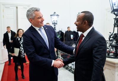 Am 27. November 2023 empfing Bundeskanzler Karl Nehammer (l.) den Premierminister der Demokratischen Bundesrepublik Äthiopien, Abiy Ahmed Ali (r.) zu einem Arbeitsgespräch im Bundeskanzleramt.