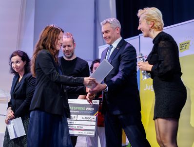 Am 4. Dezember 2023 nahm Bundeskanzler Karl Nehammer (m.) gemeinsam mit Bundesminister Johannes Rauch und Staatssekretärin Claudia Plakolm am 1. Staatspreis für freiwilliges und ehrenamtliches Engagement teil.