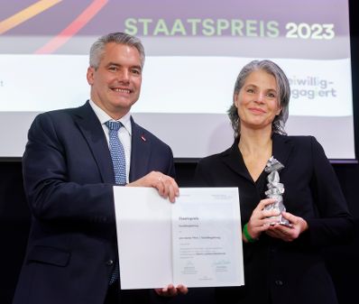 Am 4. Dezember 2023 nahm Bundeskanzler Karl Nehammer (l.) gemeinsam mit Bundesminister Johannes Rauch und Staatssekretärin Claudia Plakolm am 1. Staatspreis für freiwilliges und ehrenamtliches Engagement teil.