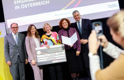 Am 4. Dezember 2023 nahm Bundeskanzler Karl Nehammer gemeinsam mit Bundesminister Johannes Rauch und Staatssekretärin Claudia Plakolm am 1. Staatspreis für freiwilliges und ehrenamtliches Engagement teil.
