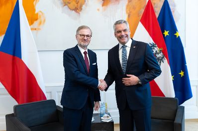 Am 4. Dezember 2023 empfing Bundeskanzler Karl Nehammer (r.) den tschechischen Ministerpräsidenten Petr Fiala (l.) zu einem Arbeitsgespräch.