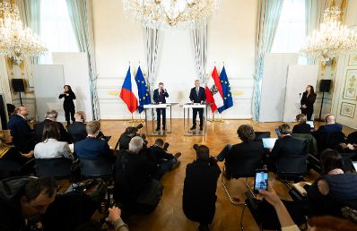Am 4. Dezember 2023 empfing Bundeskanzler Karl Nehammer (m.r.) den tschechischen Ministerpräsidenten Petr Fiala (m.l.) zu einem Arbeitsgespräch. Im Bild bei einer anschließenden Pressekonferenz.