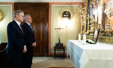 Am 4. Dezember 2023 empfing Bundeskanzler Karl Nehammer (2.v.l.) den tschechischen Ministerpräsidenten Petr Fiala (l.) zu einem Arbeitsgespräch. Im Bild beim gemeinsamen Besuch der Kapelle im Bundeskanzleramt.