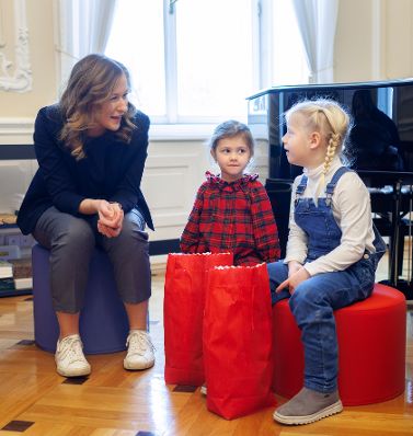 Am 5. Dezember 2023 besuchte der Nikolaus gemeinsam mit einer Kindergartengruppe von „Kinder in Wien“ das Bundeskanzleramt. Im Bild Staatssekretärin Claudia Plakolm.