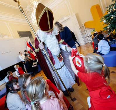 Am 5. Dezember 2023 besuchte der Nikolaus gemeinsam mit einer Kindergartengruppe von „Kinder in Wien“ das Bundeskanzleramt.