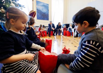 Am 5. Dezember 2023 besuchte der Nikolaus gemeinsam mit einer Kindergartengruppe von „Kinder in Wien“ das Bundeskanzleramt. Im Bild Bundeskanzler Karl Nehammer und Staatssekretärin Claudia Plakolm.