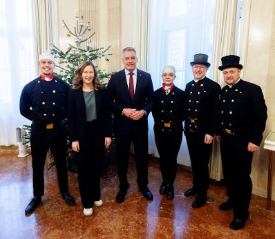 Am 12. Dezember 2023 empfing Bundeskanzler Karl Nehammer (3.v.l.) gemeinsam mit Staatssekretärin Claudia Plakolm (2.v.l.) Rauchfangkehrerinnen und Rauchfangkehrer im Bundeskanzleramt.