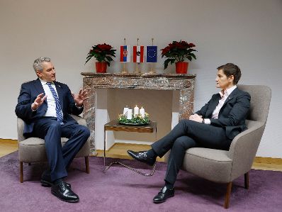 Am 13. Dezember 2023 nahm Bundeskanzler Karl Nehammer (l.) am EU-Westbalkan Gipfel in Brüssel teil. Im Bild bei einem Gespräch mit der serbischen Ministerpräsidentin Ana Brnabic (r.).