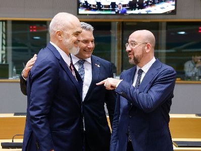 Am 13. Dezember 2023 nahm Bundeskanzler Karl Nehammer (m.) am Westbalkan-Gipfel teil. Im Bild mit dem Präsidenten des Europäischen Rates Charles Michel (r.) und dem Premierminister von Albanien Edi Rama (l.).