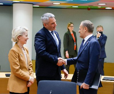 Am 13. Dezember 2023 nahm Bundeskanzler Karl Nehammer (m.) am Westbalkan-Gipfel teil. Im Bild mit der Präsidentin der Europäischen Kommission Ursula von der Leyen (l.) und dem Ministerpräsidenten von Polen Donald Tusk (r.).
