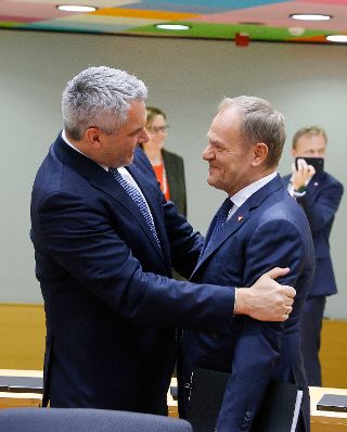 Am 13. Dezember 2023 nahm Bundeskanzler Karl Nehammer (l.) am Westbalkan-Gipfel teil. Im Bild mit dem Ministerpräsidenten von Polen Donald Tusk (r.).