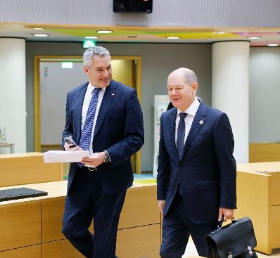 Am 14. Dezember 2023 nahm Bundeskanzler Karl Nehammer (l.) am Europäischen Rat der Staats- und Regierungschefs teil. Im Bild mit Olaf Scholz (r.) dem Bundeskanzler von Deutschland.