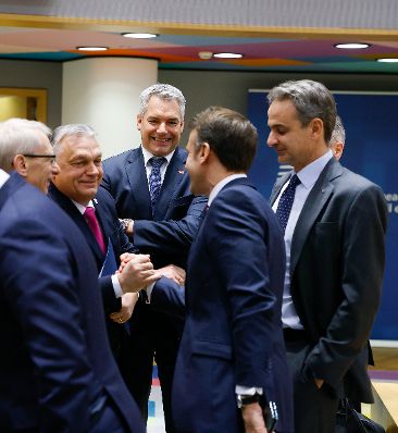 Am 14. Dezember 2023 nahm Bundeskanzler Karl Nehammer (m.) am Europäischen Rat der Staats- und Regierungschefs teil. Im Bild mit Emmanuel Macron (2.v.r.) dem Präsidenten von Frankreich, Viktor Orban (2.v.l.) dem Ministerpräsidenten von Ungarn und Kyriakos Mitsotakis (r.) dem Ministerpräsidenten von Griechenland.