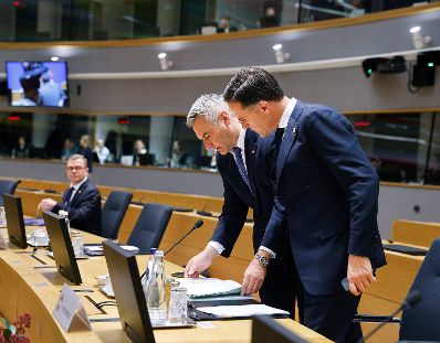 Am 14. Dezember 2023 nahm Bundeskanzler Karl Nehammer (m.) am Europäischen Rat der Staats- und Regierungschefs teil. Im Bild mit dem Ministerpräsident der Niederlande Mark Rutte (r.).