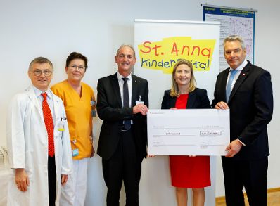 Am 22. Dezember 2023 besuchten Bundeskanzler Karl Nehammer (r.) und Bundesministern Susanne Raab (2.v.r.) das St. Anna Kinderspital.