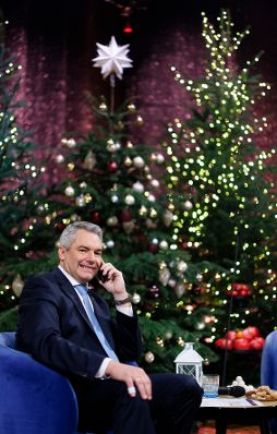 Am 24. Dezember 2023 nahm Bundeskanzler Karl Nehammer an der Licht ins Dunkel Spendenaktion im ORF Zentrum Wien teil.