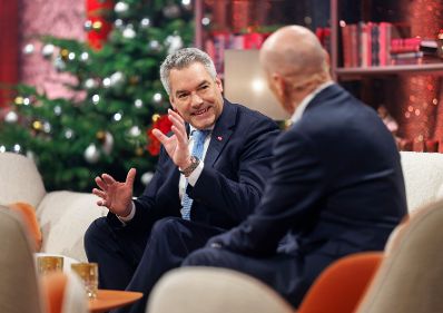 Am 24. Dezember 2023 nahm Bundeskanzler Karl Nehammer (l.) an der Licht ins Dunkel Spendenaktion im ORF Zentrum Wien teil.