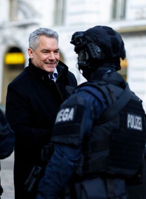 Am 30. Dezember 2023 besucht Bundeskanzler Karl Nehammer Polizistinnen und Polizisten in Wien.