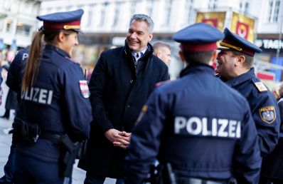 Am 30. Dezember 2023 besucht Bundeskanzler Karl Nehammer Polizistinnen und Polizisten in Wien.