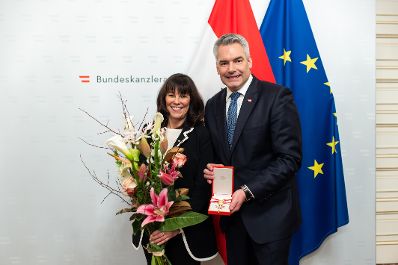 Am 17. Jänner 2024 überreichte Bundeskanzler Karl Nehammer (r.) das Große Goldene Ehrenzeichen für Verdienste um die Republik Österreich an die Vize-Präsidentin der WKO Martha Schultz (l.).