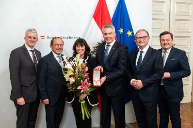 Am 17. Jänner 2024 überreichte Bundeskanzler Karl Nehammer (m.r.) das Große Goldene Ehrenzeichen für Verdienste um die Republik Österreich an die Vize-Präsidentin der WKO Martha Schultz (m.l.).