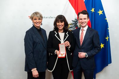 Am 17. Jänner 2024 überreichte Bundeskanzler Karl Nehammer das Große Goldene Ehrenzeichen für Verdienste um die Republik Österreich an die Vize-Präsidentin der WKO Martha Schultz (m.).