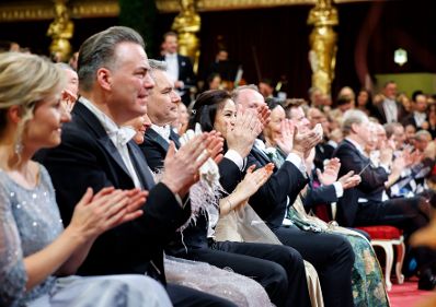 Am 18. Jänner 2024 besuchte Bundeskanzler Karl Nehammer (4.v.l.) den Ball der Wiener Philharmoniker. Im Bild mit Bundesministerin Susanne Raab (l.).