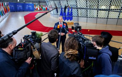 Am 1. Februar 2024 nahm Bundeskanzler Karl Nehammer in Brüssel an der außerordentlichen Tagung des Europäischen Rates der EU-Staats- und Regierungschefs teil. Im Bild beim Doorstep.