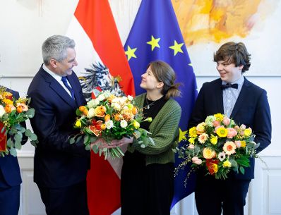 Am 14. Februar 2024 nahm Bundeskanzler Karl Nehammer (l.) anlässlich des Valentinstags Blumengrüße des Österreichischen Blumenbüros sowie von Schülerinnen und Schülern der HBFLA Schönbrunn entgegen.
