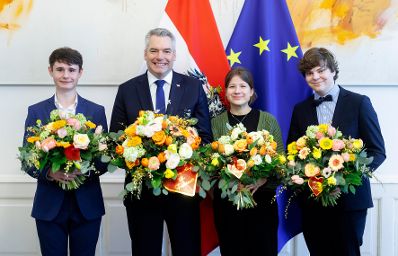 Am 14. Februar 2024 nahm Bundeskanzler Karl Nehammer (2.v.l.) anlässlich des Valentinstags Blumengrüße des Österreichischen Blumenbüros sowie von Schülerinnen und Schülern der HBFLA Schönbrunn entgegen.